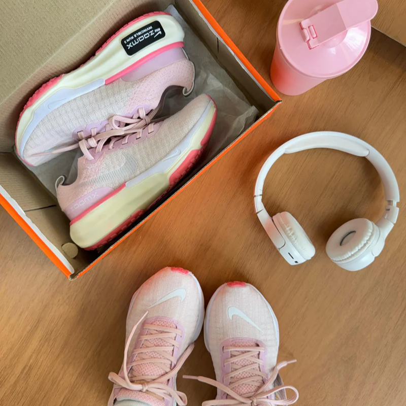 Invincible Run White/Pink
