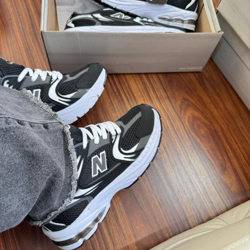 NB 530 Black and White