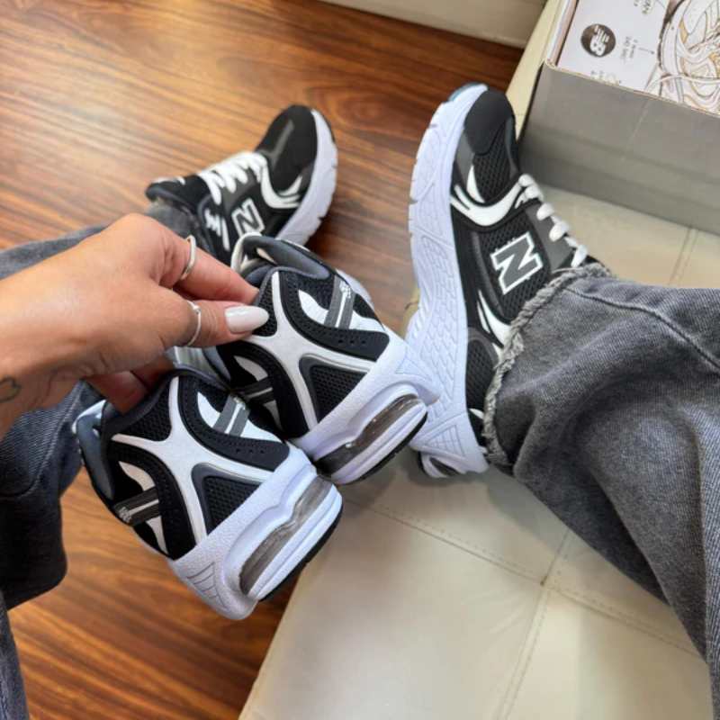 NB 530 Black and White